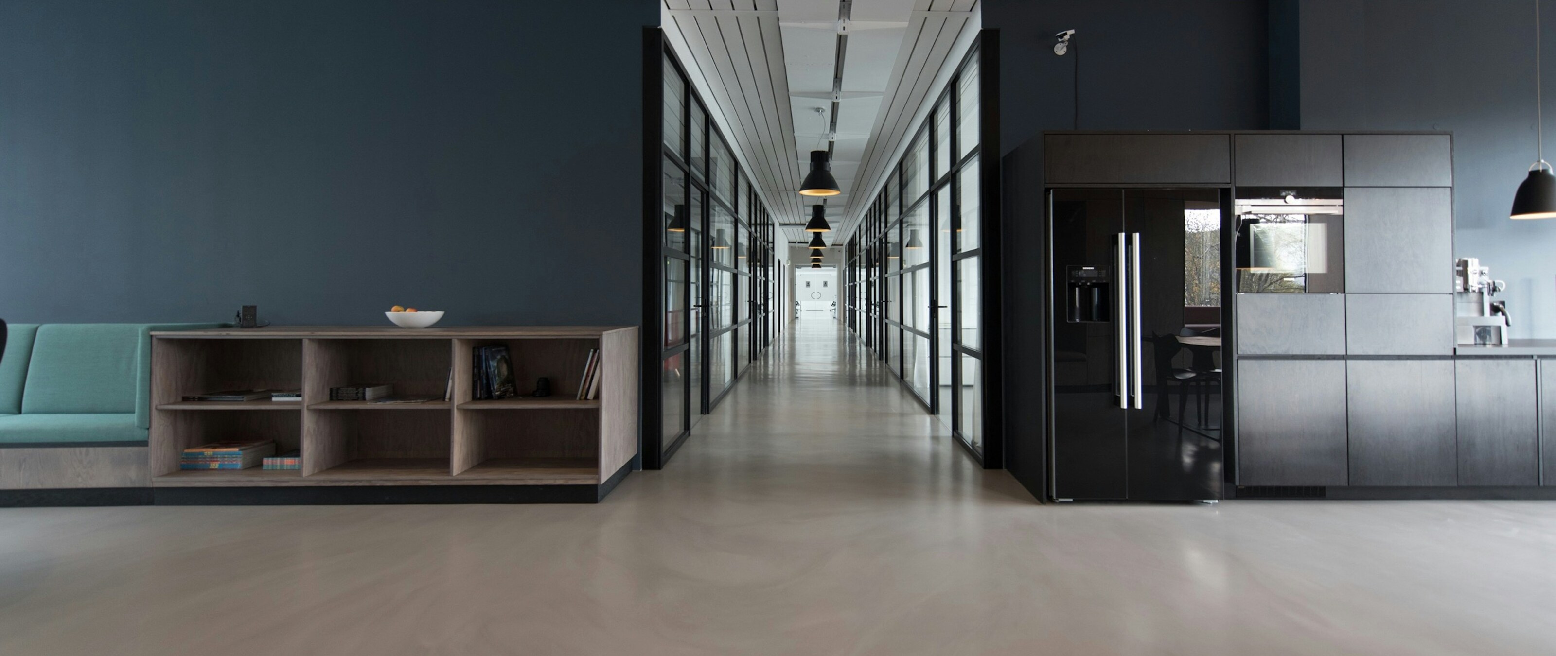 Espacio de trabajo minimalista en tonos cálidos, ambiente de oficio luxury